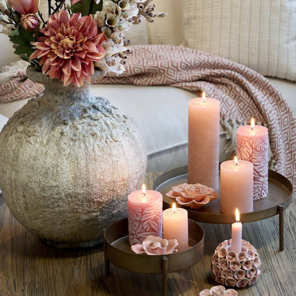Chic Antique Macon kynttilä lehtikuviolla 15*7cm paloaika 64h, roosa