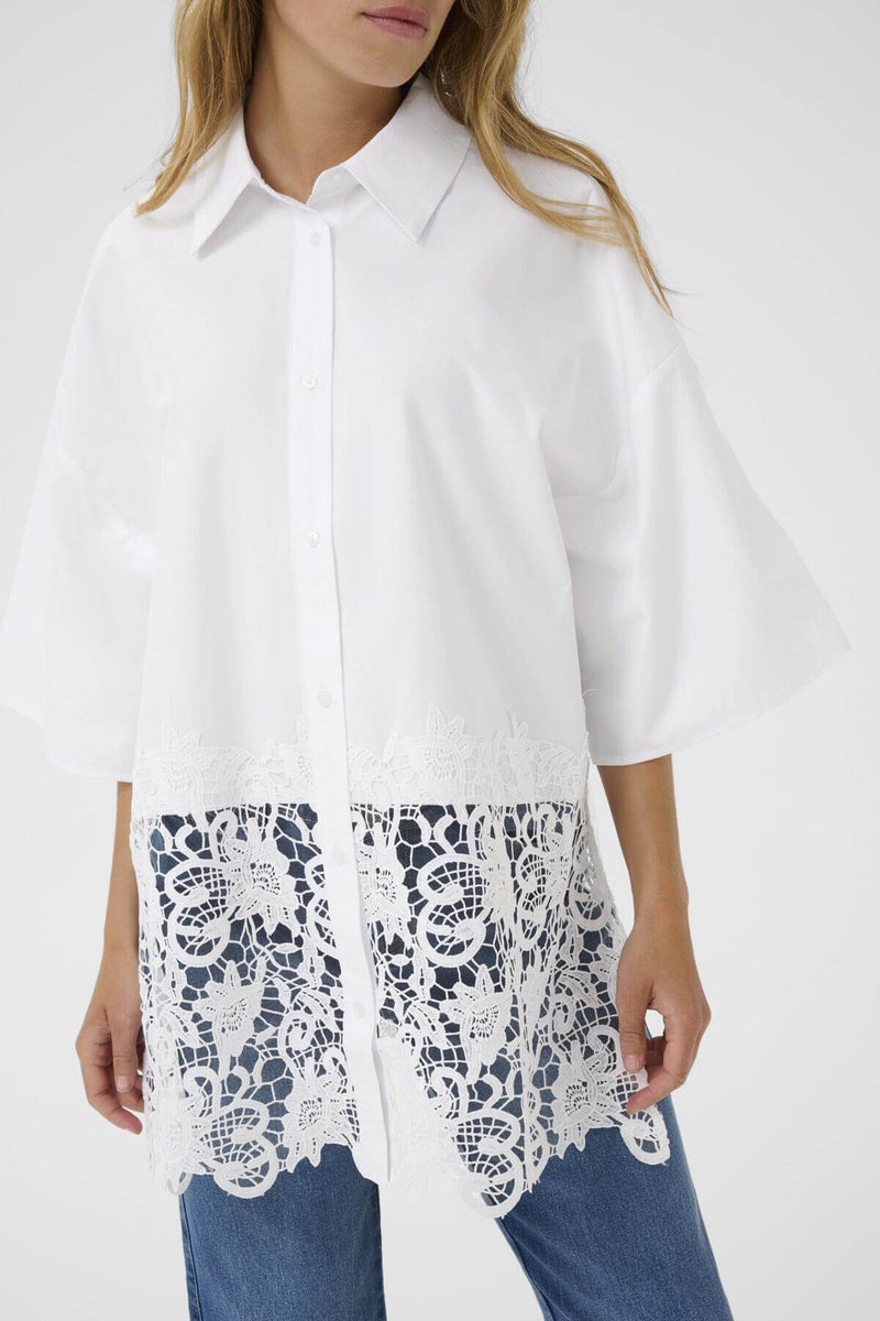 Kaffe KAnala kauluspaita pitsihelmalla, valkoinen