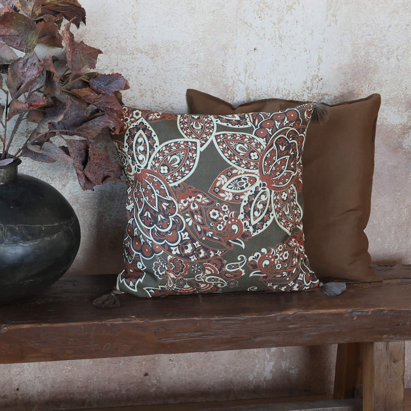 Chic Antique AIX tyynynpäällinen tasseleilla 50*50cm, vihreä/terrakotta paisleykuvio