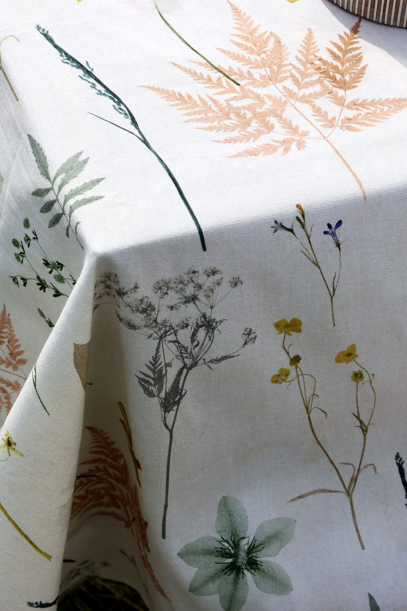 Chic Antique Aix pöytäliina kukkakuviolla 240*140cm, kerma