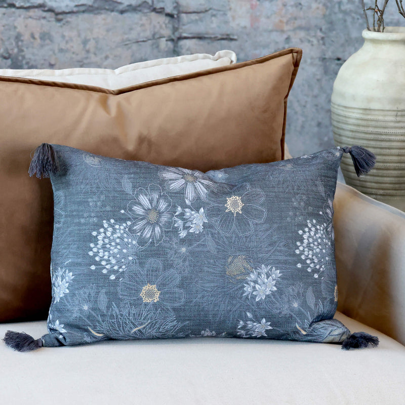 Chic Antique AIX tyynynpäällinen tasseleilla 50*35cm, sininen kukkakuvio