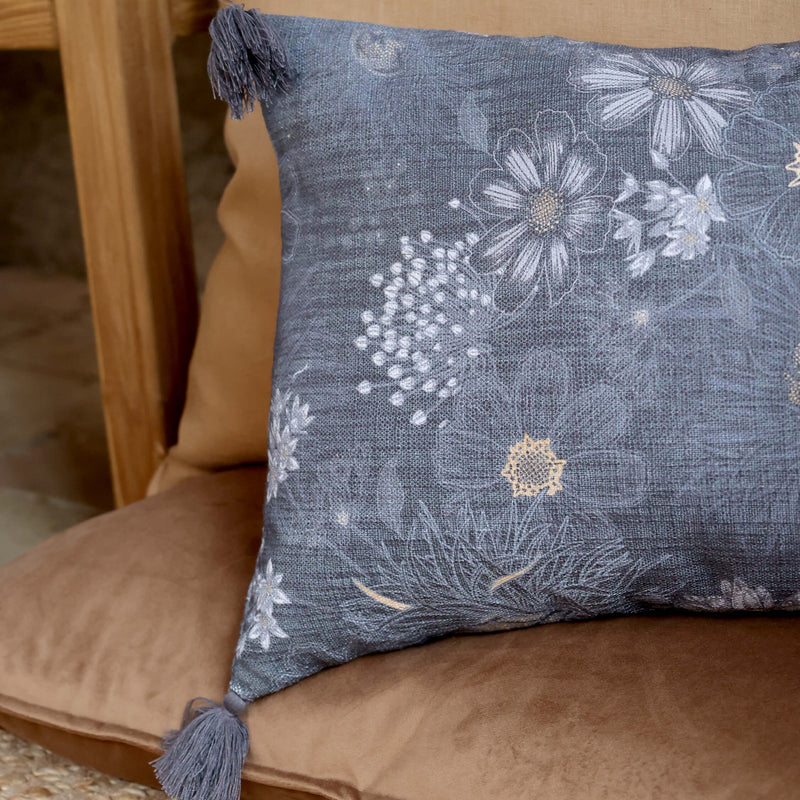 Chic Antique AIX tyynynpäällinen tasseleilla 50*35cm, sininen kukkakuvio