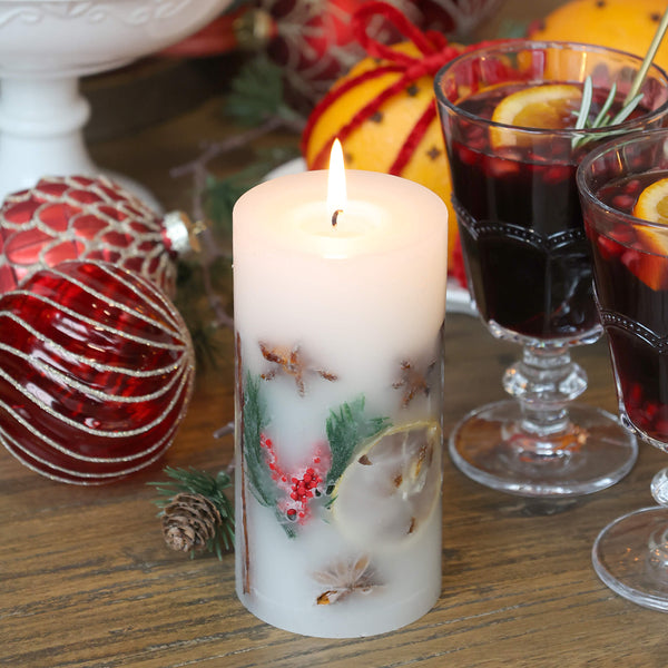 Chic Antique pilarikynttilä joulumausteilla 14*7cm paloaika 38h, valkoinen