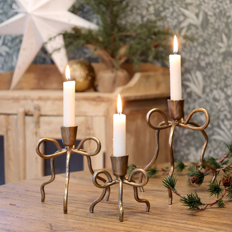 Chic Antiquen rusettikoristeltu kynttilänjalka 14cm, antiikki messinki