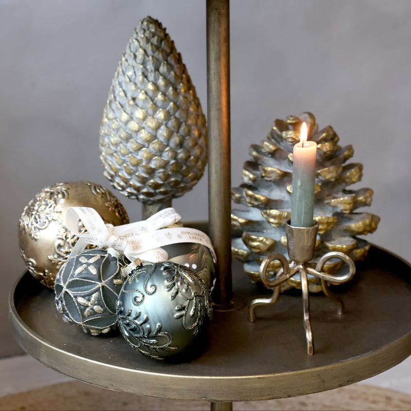 Chic Antiquen rusettikoristeltu kynttilänjalka 14cm, antiikki messinki