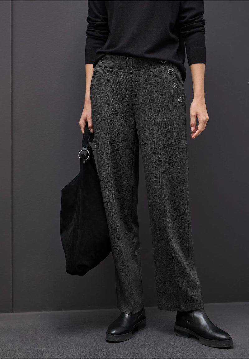 Street One suoralahkeiset housut nappiyksityiskohdilla, meleerattu musta