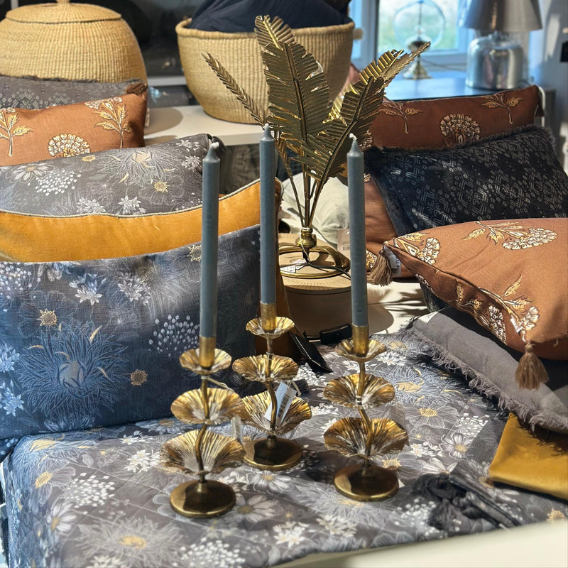 Chic Antique lehtikoristeltu kynttilänjalka 24*12,5cm, antiikki messinki