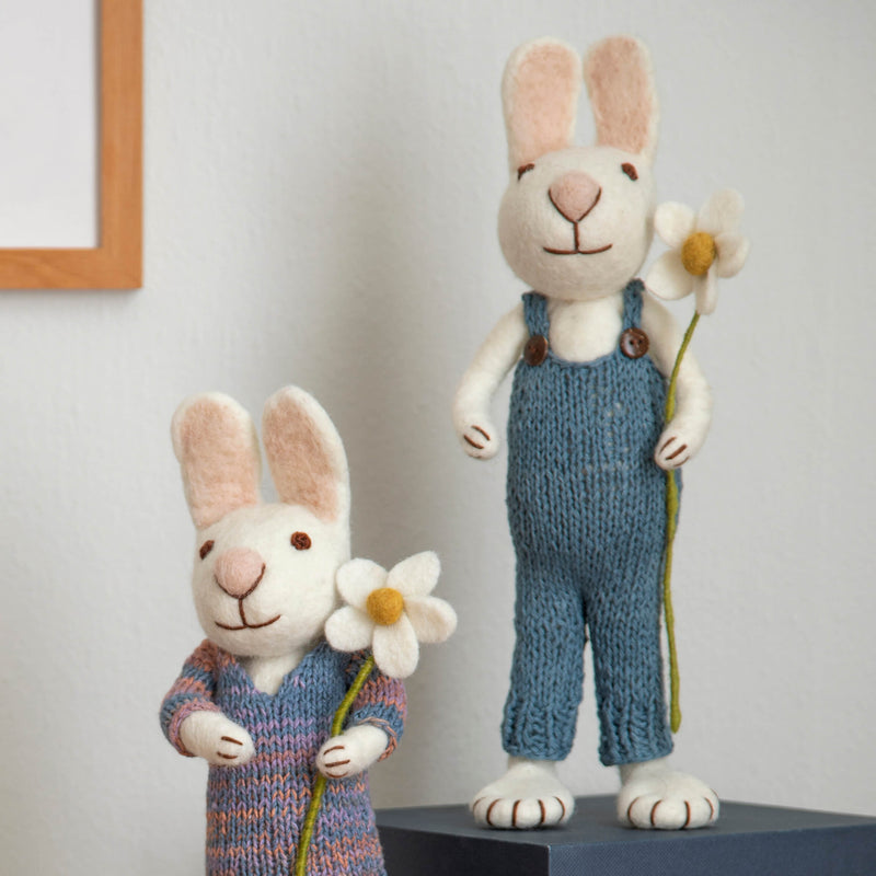 Gry & Sif pupu sinisissä housuissa ja päivänkakkaralla huovutetusta villasta 27cm